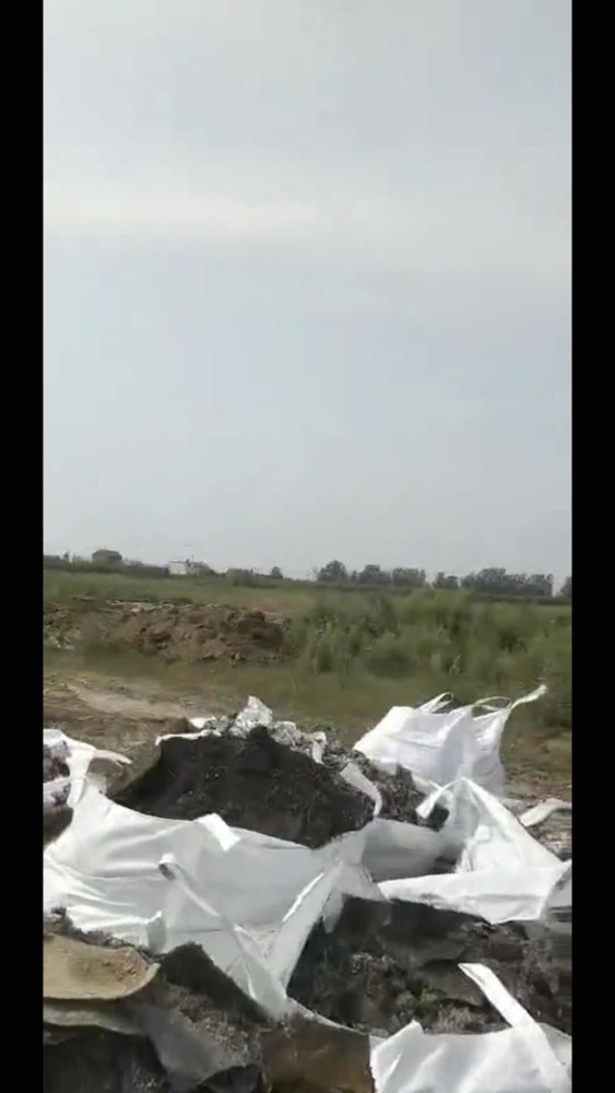 江苏一村庄发现被埋工业废物当地正查来源 村民：距离农田仅几米图2