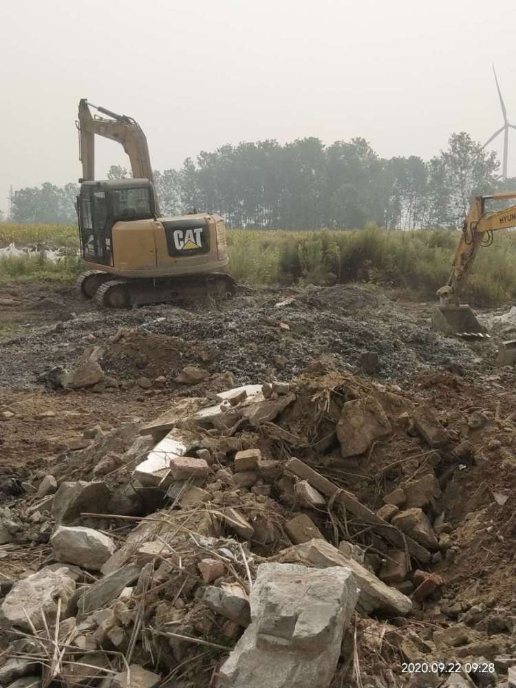江苏一村庄发现被埋工业废物当地正查来源 村民：距离农田仅几米图1