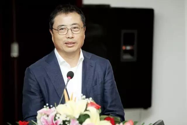 36岁科长下海,靠瓜子成就120亿身价,市值215亿成安徽首富