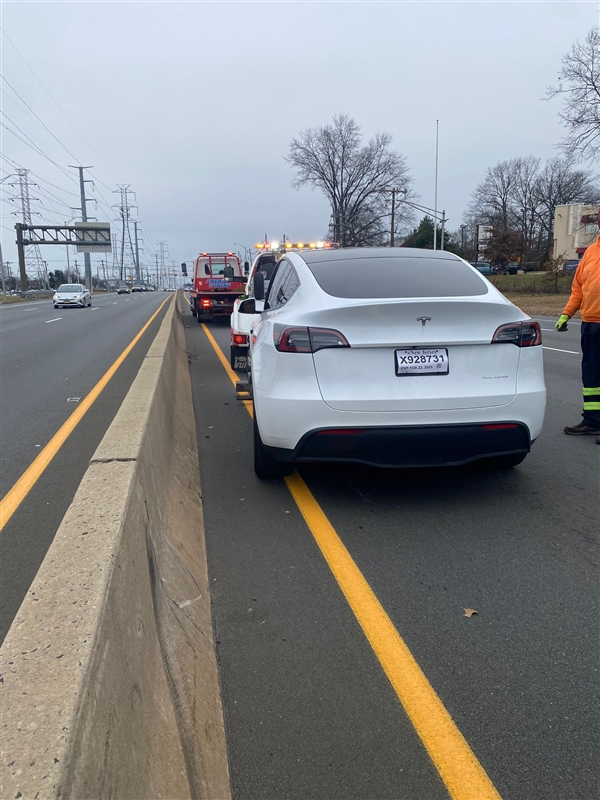 提车1周 一特斯拉高速上行驶时方向盘脱落：维修时还被收费