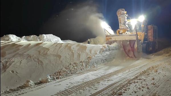 国内首台抛雪机亮相京新高速：每小时可抛3600吨