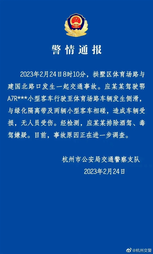 丰田霸道飞跃护栏脚踩奔驰车头 奔驰女车主当场吓哭
