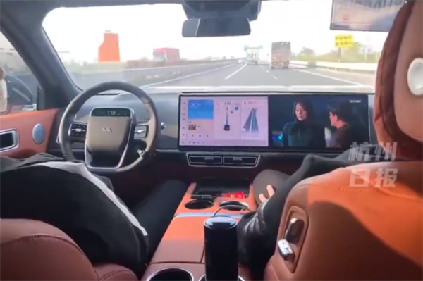 男子高速公路狂飙120km/h看《狂飙》：不碰方向盘、不看正前方