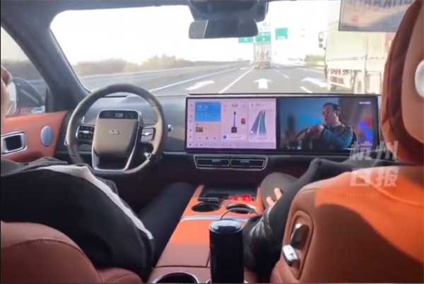 男子高速公路狂飙120km/h看《狂飙》：不碰方向盘、不看正前方