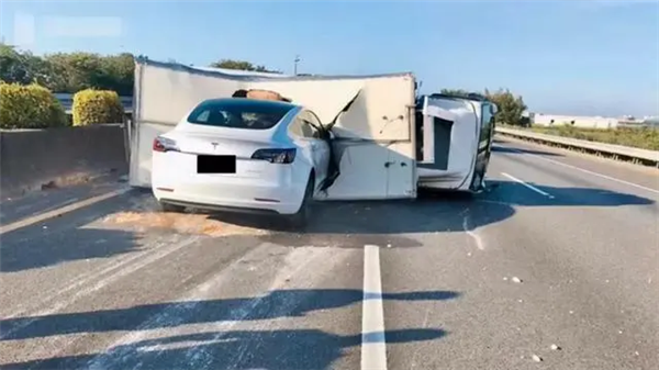 看不上雷达的特斯拉 自己把脸打肿了