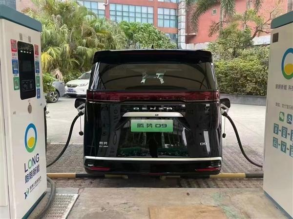 一辆腾势敢占两个充电桩：真不怕挨揍？