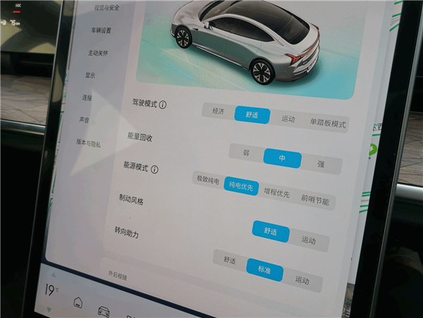 上班一周不用充电 比油车少花70元！哪吒S用车成本秒杀燃油车