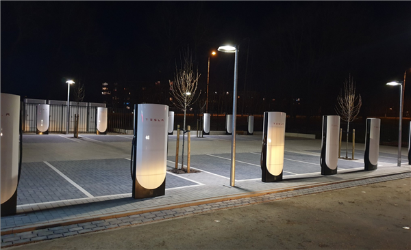真不用羡慕油车了！特斯了V4超级充电桩落地：最高功率350kW