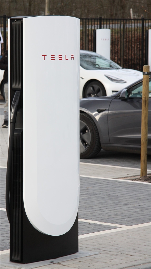 真不用羡慕油车了！特斯了V4超级充电桩落地：最高功率350kW