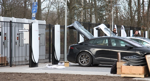 真不用羡慕油车了！特斯了V4超级充电桩落地：最高功率350kW