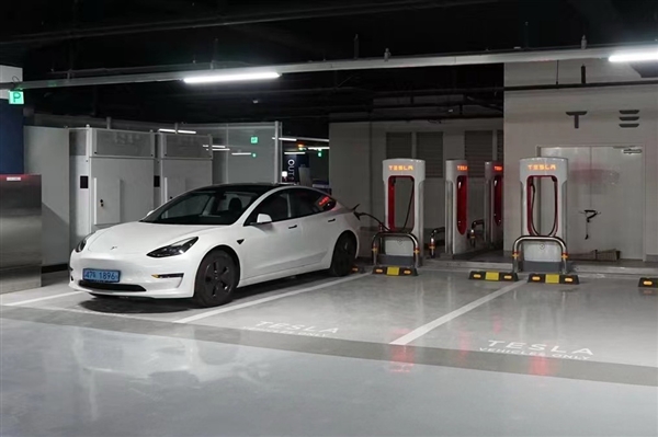 真不用羡慕油车了！特斯了V4超级充电桩落地：最高功率350kW
