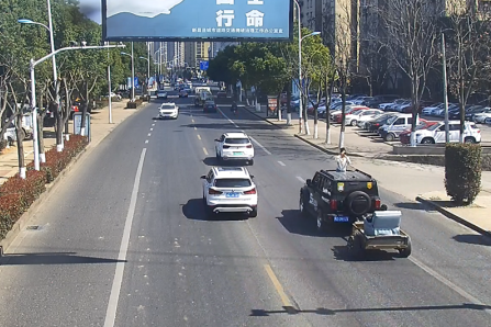 沙发“开”上路 男子马路中间坐沙发跷二郎腿拍抖音 处罚来了
