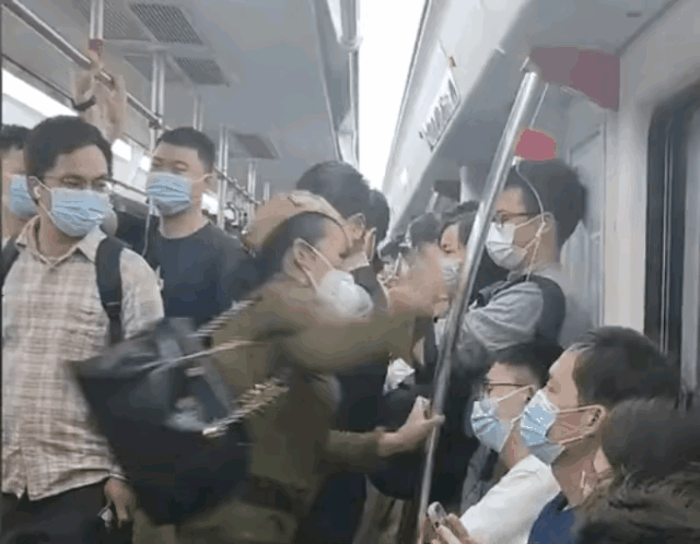 女子地铁打人被拘10天 期满后又怼网友 账号被封