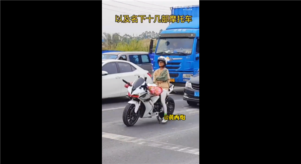 两只脚都够不着地！又有女网红骑摩托引流量：网友喊话平台制止该行为 上路害人