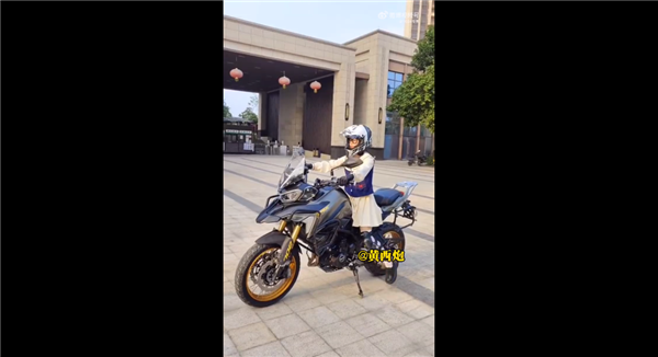 两只脚都够不着地！又有女网红骑摩托引流量：网友喊话平台制止该行为 上路害人